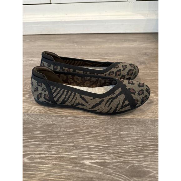 Clarks Cloudsteppers‎ Womens Slip On Loafers Dark Olive Cheetah Print Size 9M - Picture 2 of 5